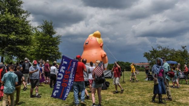 مخالفان آقای ترامپ یک بادکنک بزرگ شبیه به او را به نزدیکی محل برگزاری مراسم آورده بودند