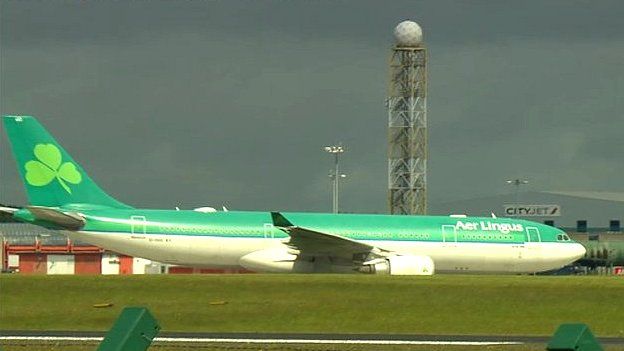 Самолет Aer Lingus прибывает в аэропорт Дублина с телами четырех студентов