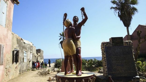 Bức tượng giải phóng nô lệ tại đảo Goree của Senegal, hòn đảo có biệt danh 'Đảo nhục nhã' (Island of Shame) vì đã từng là trung tâm buôn bán nô lệ từ thế kỷ 15-19. Đảo này nay là một bảo tàng về chủ nghĩa thuộc địa và hoạt động cưỡng bức nô lệ