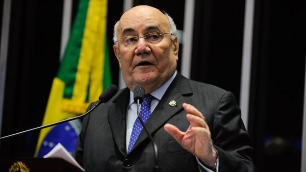 O senador Flexa Ribeiro faz discurso