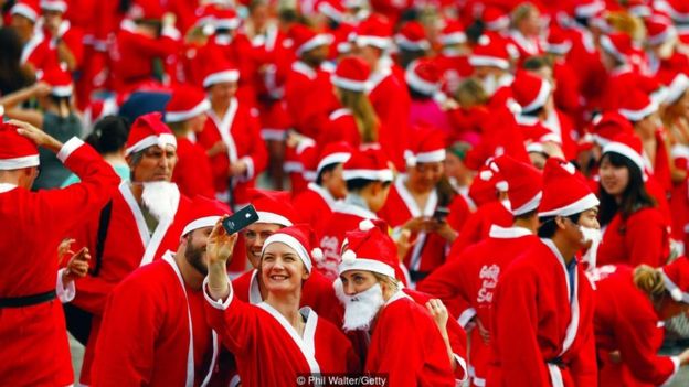Những người tham gia cuộc chạy Great Kids Can Santa Run ở New Zealand mặc như ông già Noel để hỗ trợ trẻ em nghèo