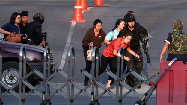 Thai security forces evacuate people from the Terminal 21 shopping centre in Nakhon Ratchasima. Photo: 9 February 2020