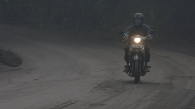 火山附近的马路铺满了一层灰