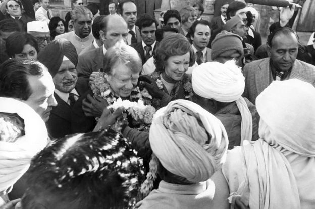 استقبال الرئيس جيمي كارتر وزوجته من قبل القرويين في قرية 