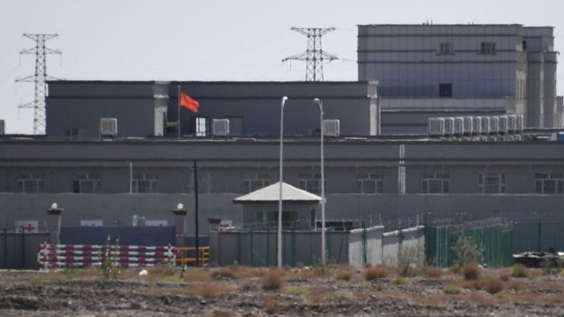 শিনজিয়াংয়ে এরকম বেশ কিছু সুরক্ষিত ভবনে আটকে রাখা হয়েছে কয়েক লাখ উইগার মুসলিমকে