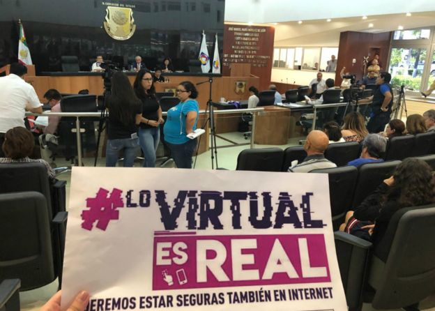 Lo virtual es real, dice una pancarta en un congreso estatal de México.