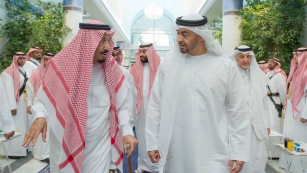 محمد بن زايد والملك سلمان وخلفهما محمد بن سلمان