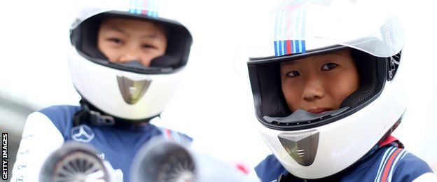 Japanese Grand Prix: Car hats, Ferrari Samurais and Geishas - BBC