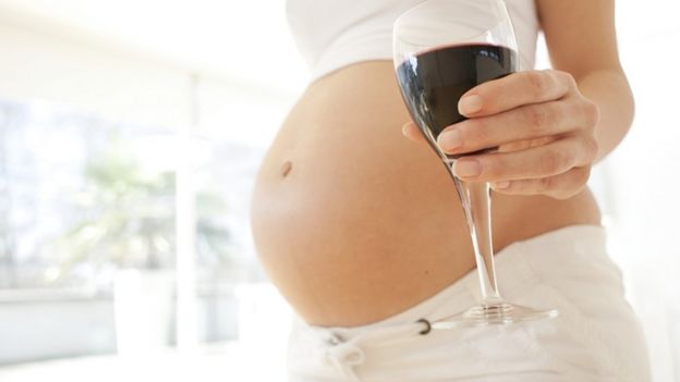 دراسة: احتساء الكحول أثناء الحمل مرتبط بحدوث "تشوهات في وجه الأطفال"