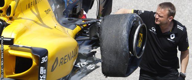 The damaged Renault RE16 of Jolyon Palmer is lifted after sustaining a right-rear puncture.