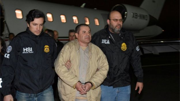 "El Chapo" esposado y escoltado por oficiales de la DEA.