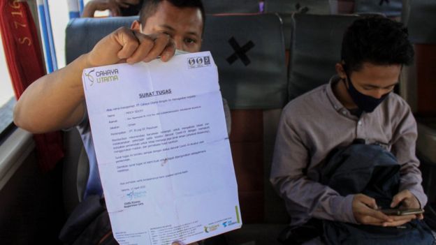 Terhitung sejak Selasa (09/06), setiap orang dapat melakukan perjalanan antarwilayah, asalkan mampu menunjukkan surat bebas Covid-19.