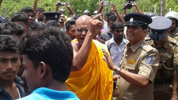 இலங்கை: காணி உரிமை தொடர்பாக போலீஸ் - பொது மக்கள் இடையே பதட்டம்