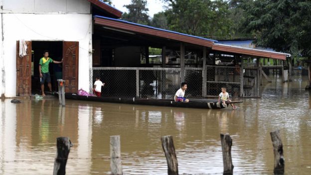Gente afectada por la inundación