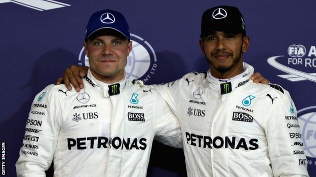 Valteri Bottas (l) and Lewis Hamilton(r)