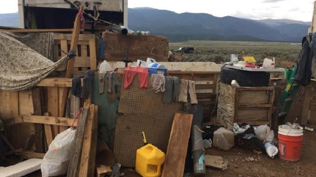 El campamento fue hallado en la pequeña comunidad de Amalia, en el norte del estado de Nuevo México.