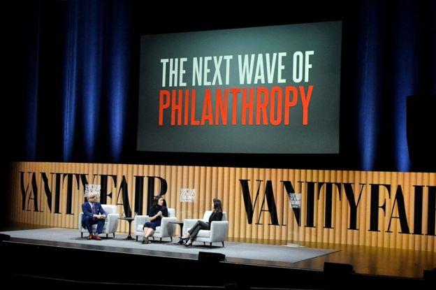 El presidente de la Fundación Ford, Darren Walker, la cofundadora de la Iniciativa Chan Zuckerberg, Priscilla Chan, y la presidenta de la Fundación Goldman Sachs, Dina Powell, conversan durante el evento "La próxima ola de la filantropía", parte del Vanity Fair New Establishment Summit, en el Yerba Buena Centro de Artes el 20 de octubre de 2016 en San Francisco, California, Estados Unidos.