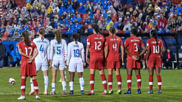 Jugadoras de Canadá y Estados Unidos.