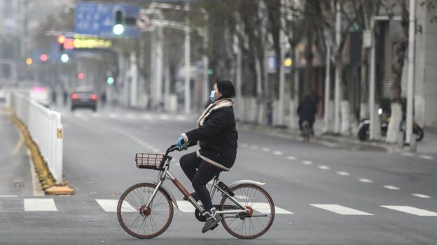 封城后武汉街头的一名骑车女子