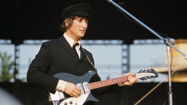 John Lennon durante una actuación en Italia en 1965.
