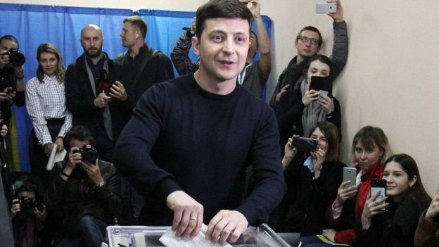 भोलोदिमिर जेलेन्स्की एप्रिल महिनामा भएको चुनावबाट युक्रेनका राष्ट्रपतिमा निर्वाचित भएका हुन्