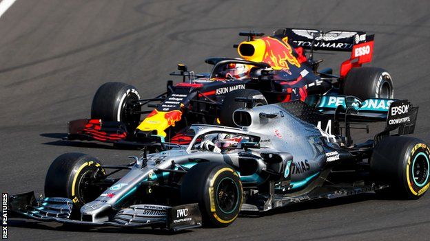 Hamilton overtakes Verstappen