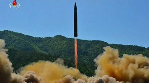 북한 TV, ICBM 시험 발사 사진 공개