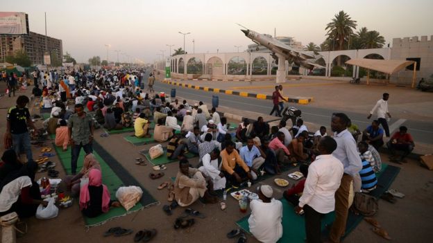 Waandamanaji wa Sudan wakifungua mfungo wao nje ya makao makuu ya jeshi mjini Khartoum siku ya pili ya Ramadan