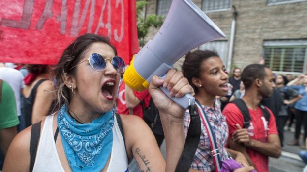 Mulheres num protesto com megafone em São Paulo, em janeiro de 2016: