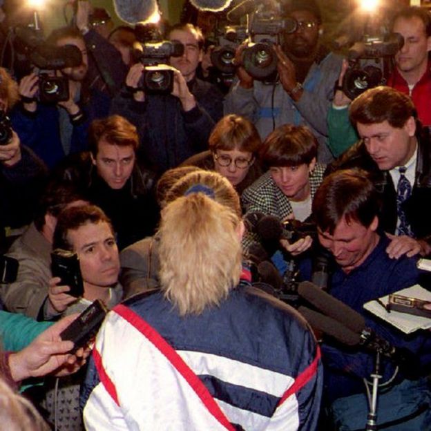 Tonya Harding em frente a dezenas de repórteres e câmeras