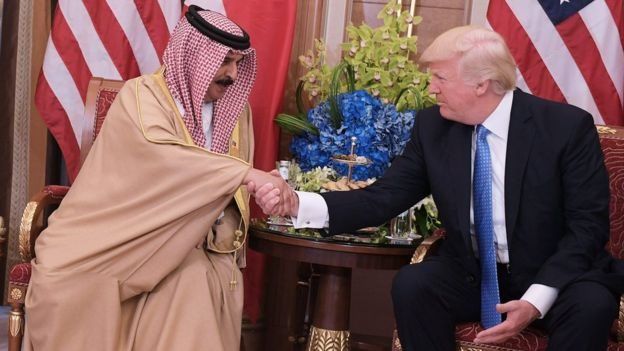 ملك البحرين حمد بن عيسى ال خليفة مع الرئيس الأميركي دونالد ترامب