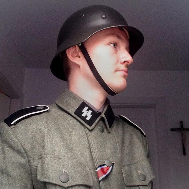 Jack Coulson vestido com uniforme nazista
