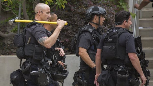 "Todo empieza con los video de reclutamiento de la policía, en los que se muestran a agentes que sostienen rifles, vestidos con armaduras y que usan la fuerza", dice el experto.
