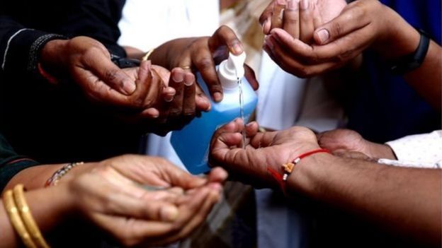 Pessoas usando álcool em gel