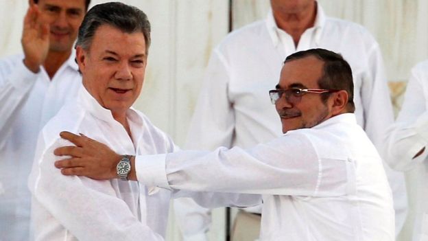 Juan Manuel Santos y el máximo jefe de las FARC, Rodrigo Londoño Echeverry, alias Timochenko.