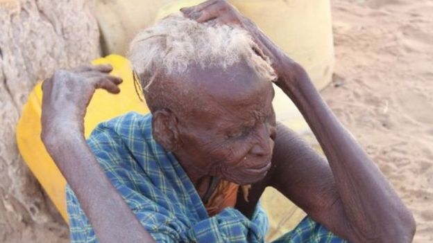 Mama mzee ambaye amekumbwa an ukame eneo la Turkana nchini Kenya