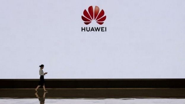 Mujer ante un logo de Huawei.