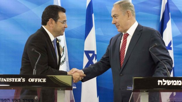 El presidente de Guatemala, Jimmy Morales, saluda al primer ministro israelí, Benjamín Netanyahu.
