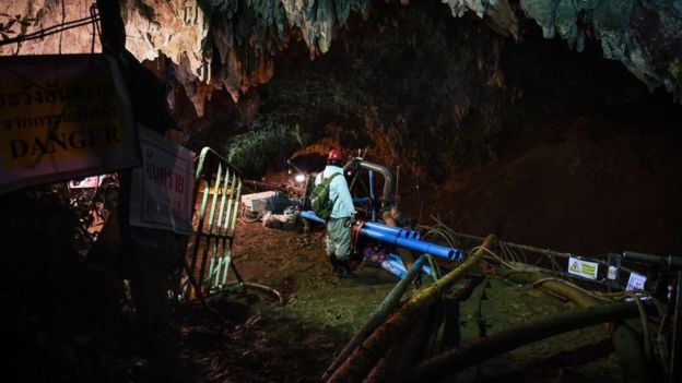 Maquinaria de bombeo al interior de la cueva