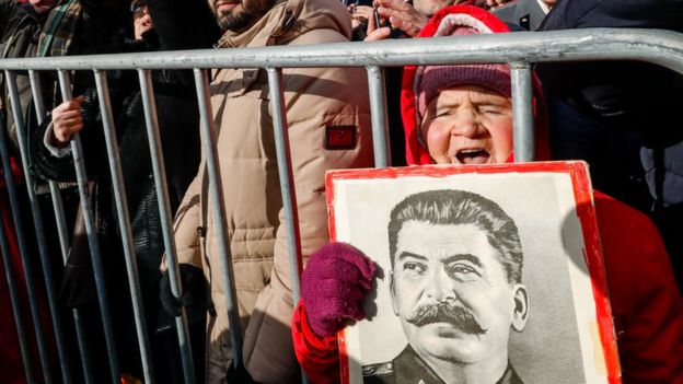 Женщина с портретом Сталина