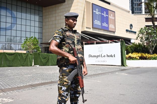 Soldado armado em frente ao Shangri-La Hotel, um dos atingidos em ataque no Sri Lanka