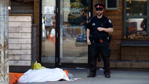 டொரோண்டோவில் பாதைசாரிகள் மீது வாகனம் ஏற்றி