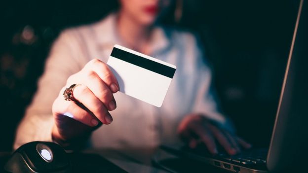 mujer comprando por internet