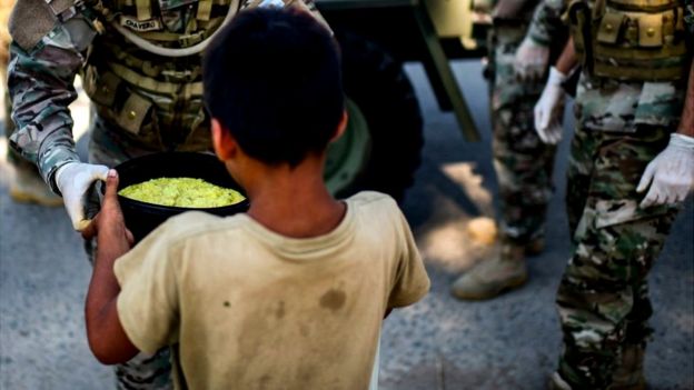 Un soldado reparte comida a los más pobres en Argentina.