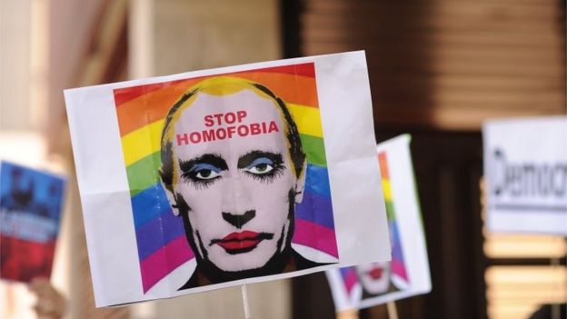 Cartaz com Putin em protesto contra lei que pune homossexuais