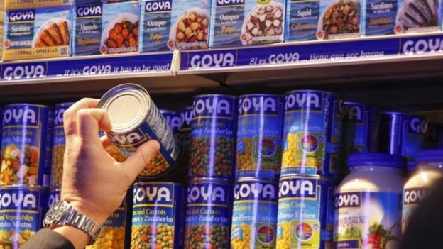 Latas com produtos Goya em supermercado