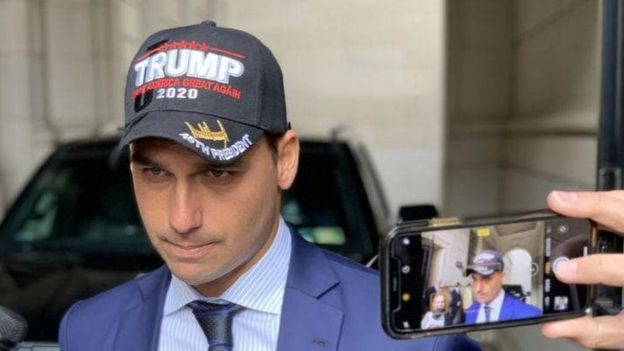 Eduardo Bolsonaro veste boné pró-Trump