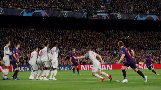 Messi le pega a la pelota en el tiro libre que supuso su gol 600.