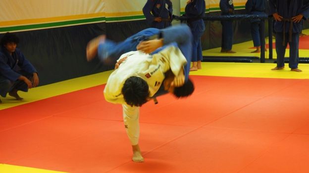 Yuko Fujii throws one of the members of her team onto the mat