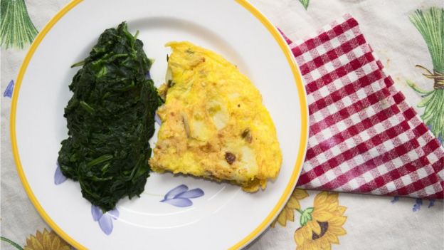 Imagen de una tortilla de huevo y patatas con espinacas.